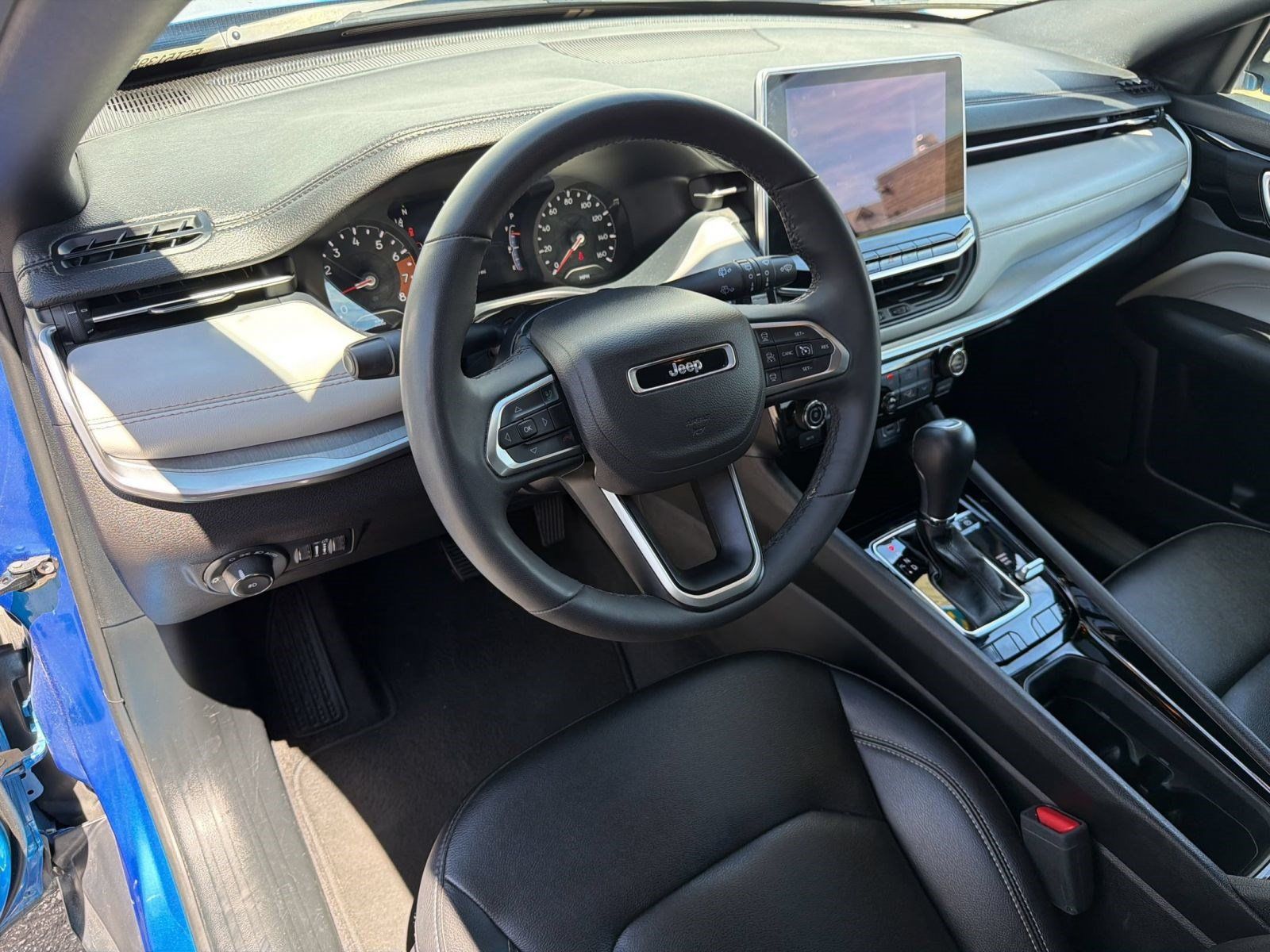 Used 2025 Jeep Compass Limited AWD/4WD image 3