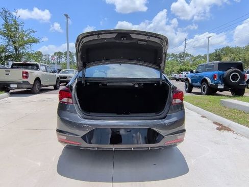Used 2020 Hyundai Elantra Limited FWD image 14