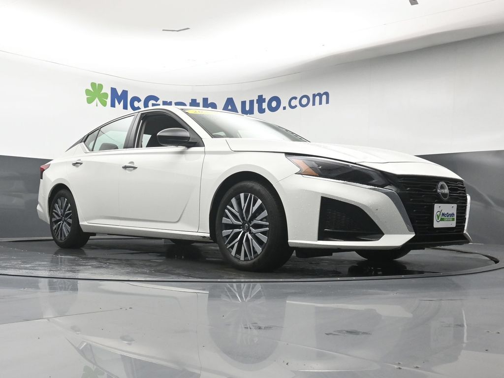 Used 2025 Nissan Altima 2.5 SV FWD image 25