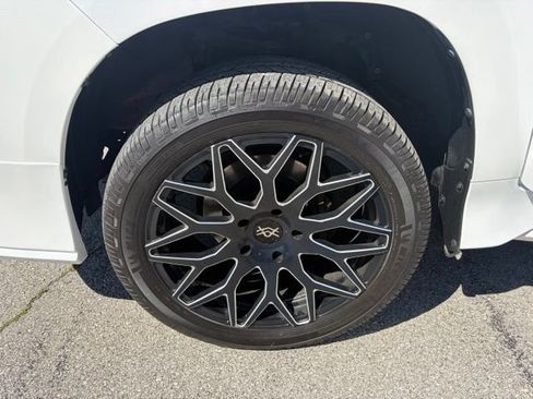 Used 2019 Lexus LX 570 4WD w/ Luxury Package image 14