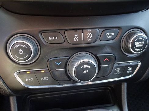 Used 2020 Jeep Cherokee Latitude Plus w/ Cold Weather Group AWD/4WD image 22