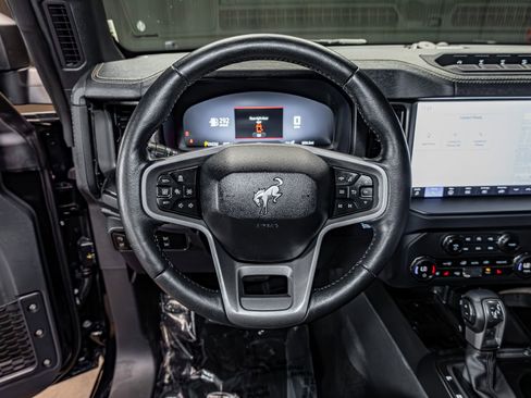 Used 2025 Ford Bronco Badlands image 16