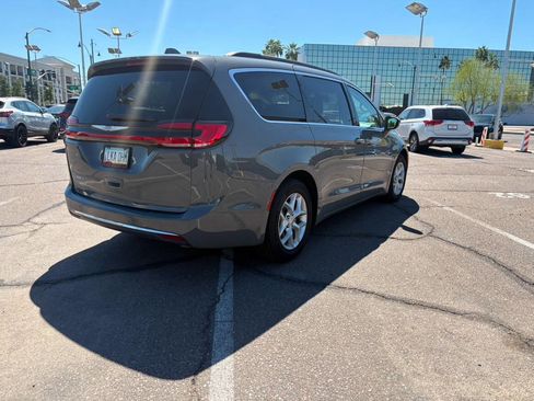 Used 2022 Chrysler Pacifica Touring-L image 8