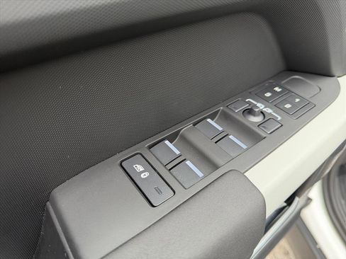 Used 2024 Land Rover Defender 110 S image 9