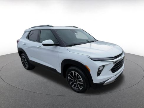 Used 2025 Chevrolet TrailBlazer LT image 2