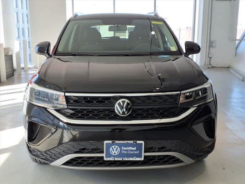 Certified 2022 Volkswagen Taos SE image 2