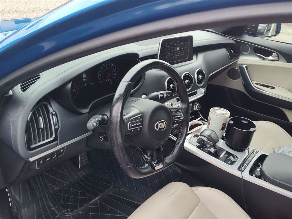 Used 2018 Kia Stinger GT2 AWD/4WD image 10