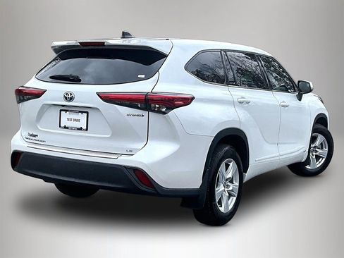 Used 2022 Toyota Highlander LE image 6