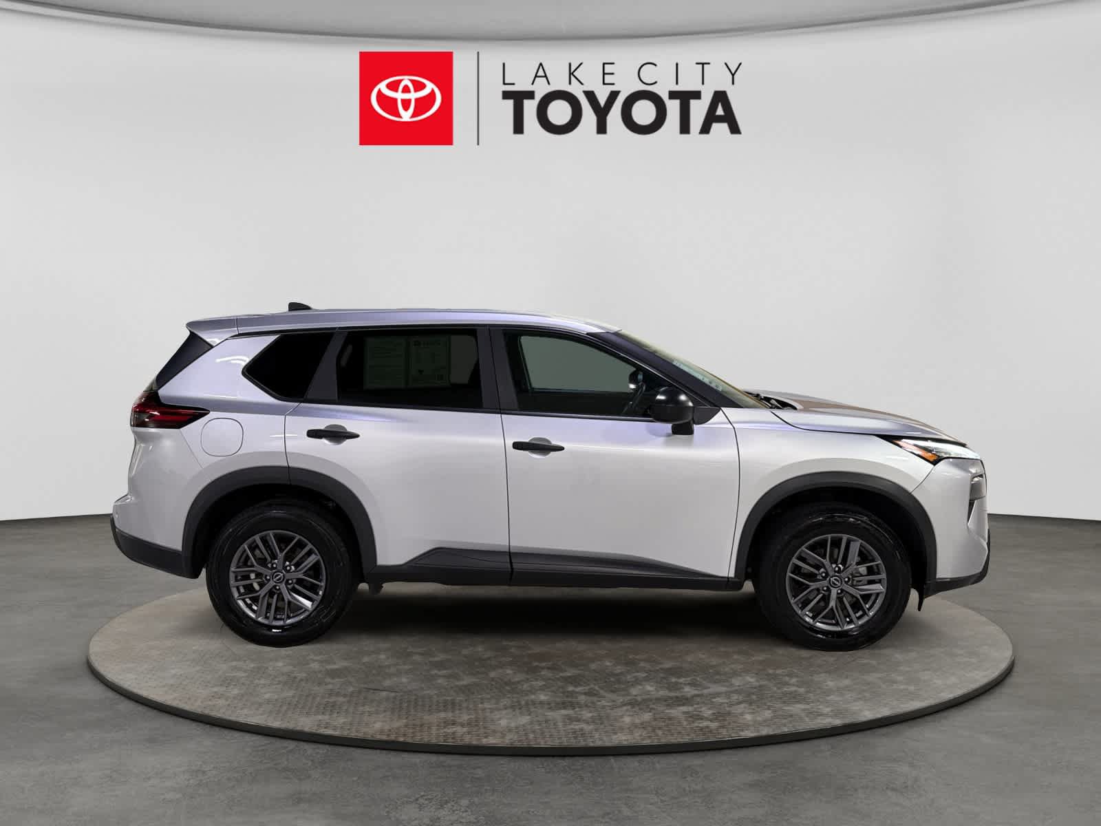 Used 2024 Nissan Rogue S AWD/4WD image 11