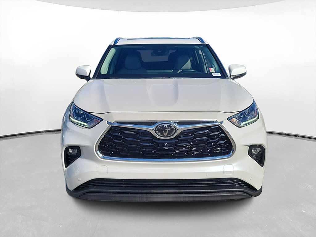Used 2024 Toyota Highlander Limited FWD image 2