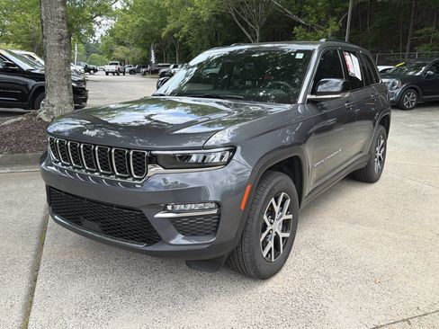 Used 2025 Jeep Grand Cherokee Limited w/ Trailer Tow Package AWD/4WD image 3