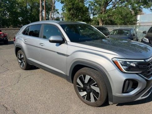 Used 2024 Volkswagen Atlas Cross Sport SE AWD/4WD image 2