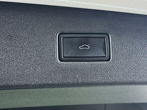 Used 2024 Volkswagen Tiguan SE image 28