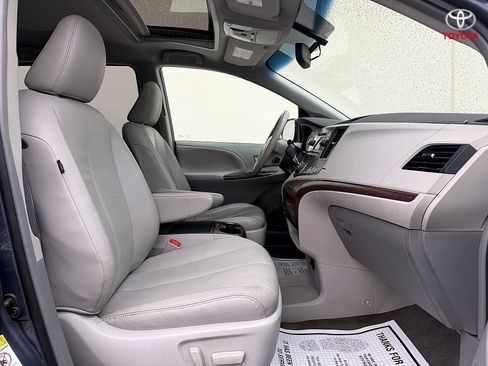 Used 2013 Toyota Sienna XLE image 10