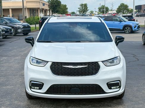 Used 2026 Chrysler Pacifica Limited FWD image 3