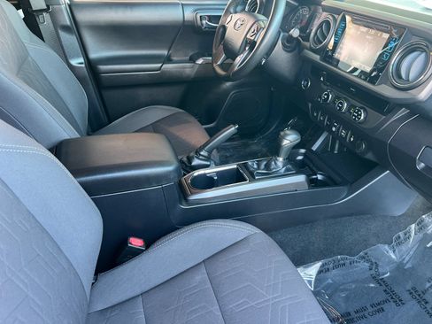 Used 2018 Toyota Tacoma TRD Sport w/ Technology Package RWD image 14