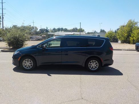 Used 2024 Chrysler Pacifica Touring-L FWD image 7