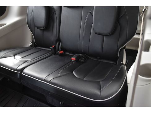 Used 2023 Chrysler Pacifica Limited w/ Uconnect Theater Family Group image 16