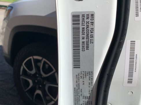 Used 2025 Jeep Compass Trailhawk AWD/4WD image 39