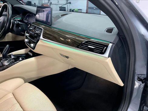 Used 2021 BMW 530e w/ Convenience Package image 17