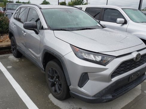 Used 2021 Toyota RAV4 LE AWD/4WD image 3