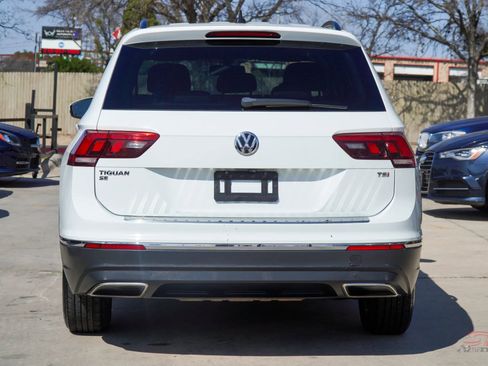 Used 2018 Volkswagen Tiguan SE w/ Panoramic Sunroof Package image 5