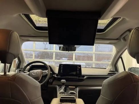Used 2022 Toyota Sienna Limited image 17