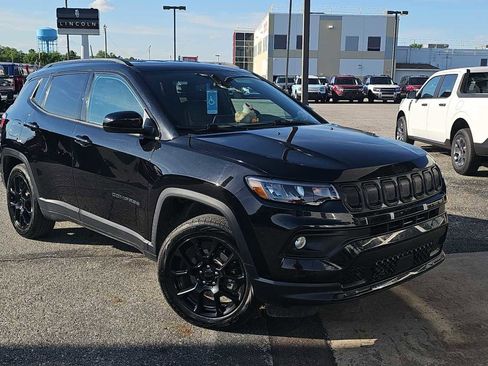 Used 2022 Jeep Compass Latitude w/ Convenience Group AWD/4WD image 2