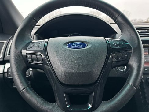 Used 2016 Ford Explorer XLT w/ Equipment Group 202A image 21