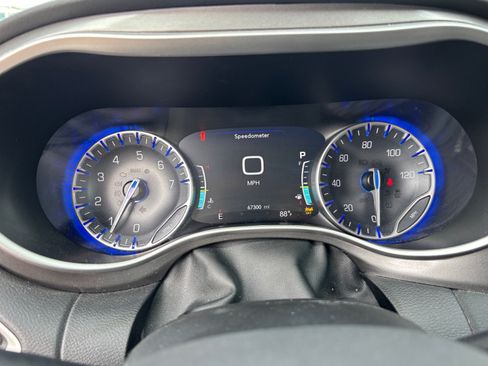Used 2024 Chrysler Pacifica Touring-L FWD image 13