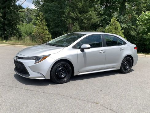 Used 2021 Toyota Corolla LE FWD image 3