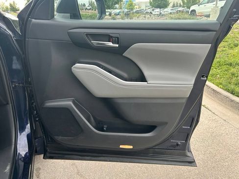 Used 2020 Toyota Highlander XLE AWD/4WD image 31