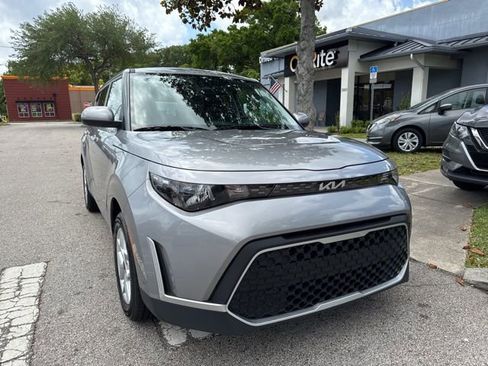 Used 2025 Kia Soul LX w/ LX Technology Package FWD image 2