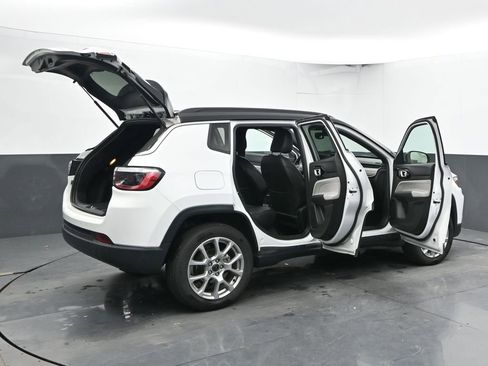 Used 2025 Jeep Compass Limited image 60