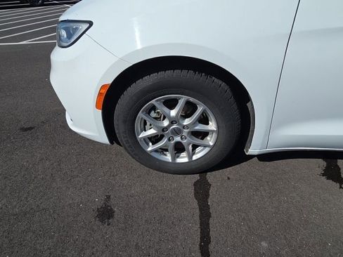 Used 2023 Chrysler Pacifica Touring-L image 17