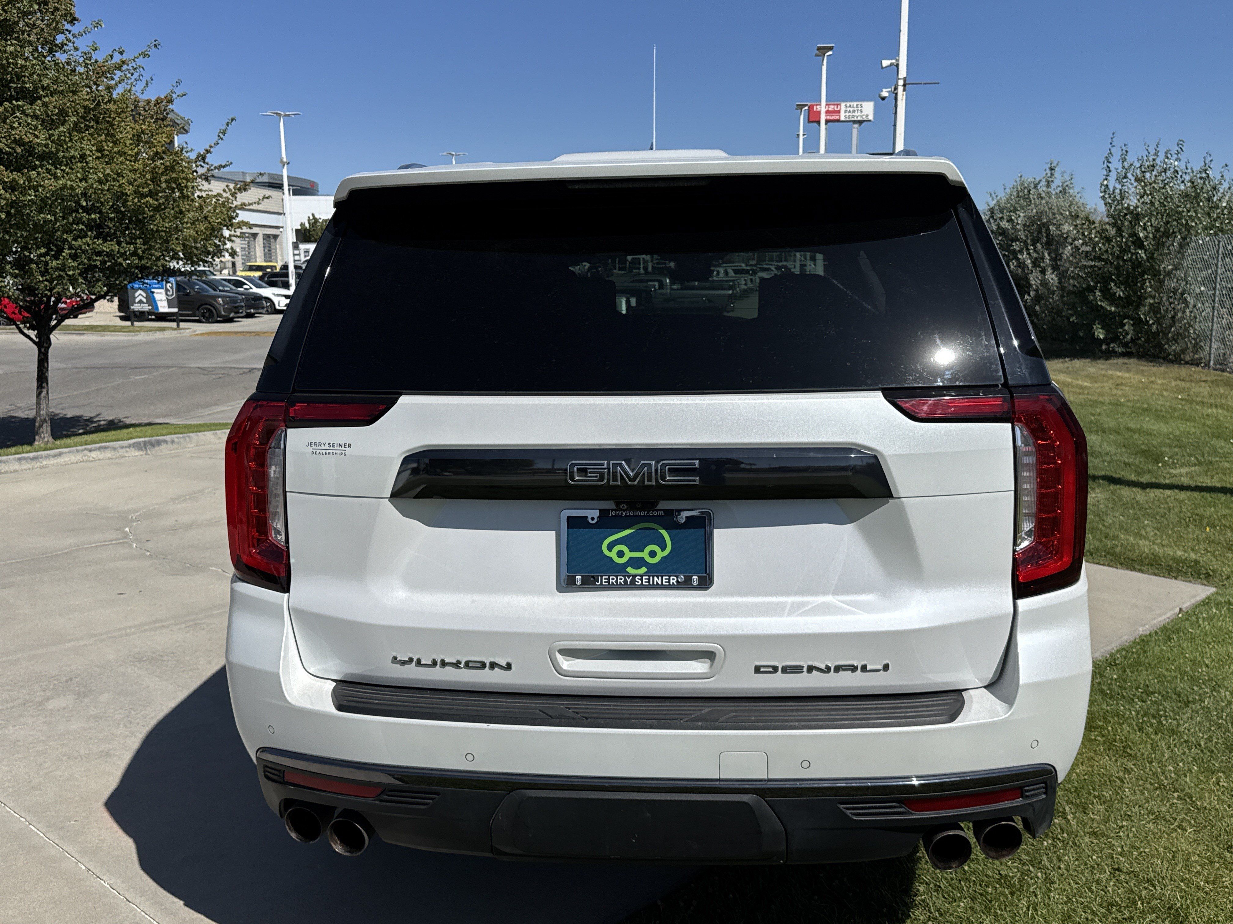Used 2023 GMC Yukon XL Denali Ultimate AWD/4WD image 4