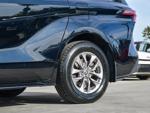 Used 2021 Toyota Sienna XLE w/ XLE Plus Package image 11