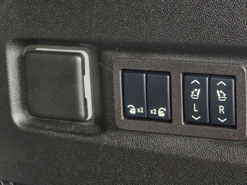 Used 2024 GMC Yukon SLT w/ SLT Luxury Package AWD/4WD image 23