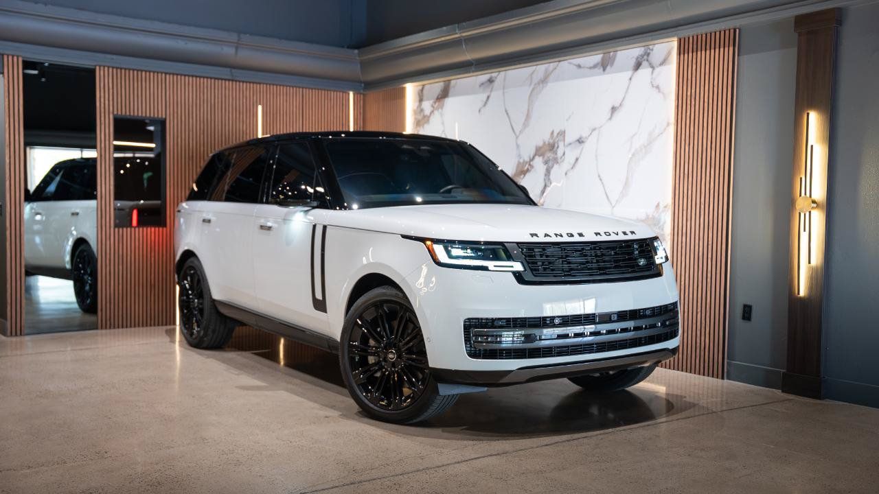 Used 2025 Land Rover Range Rover Long Wheelbase SE AWD/4WD image 1