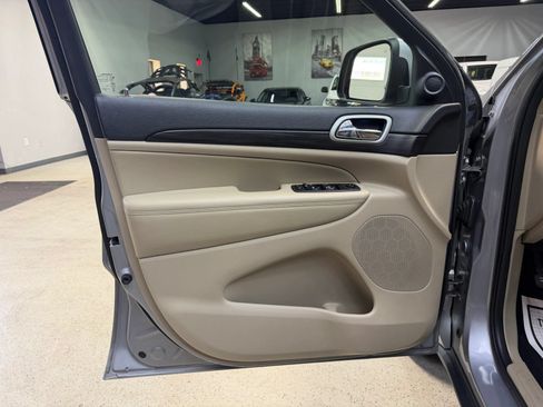 Used 2021 Jeep Grand Cherokee Laredo RWD image 24