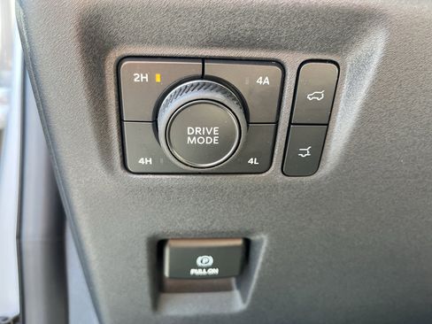 Used 2025 Ford Expedition Active AWD/4WD image 13