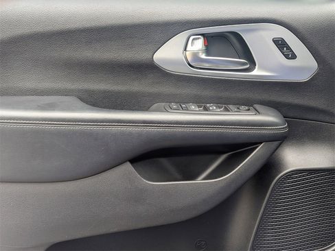 Used 2020 Chrysler Pacifica Touring-L w/ Advanced Safetytec Group image 14