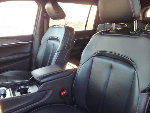 Certified 2025 Jeep Grand Cherokee L Limited w/ Black Appearance Package image 10