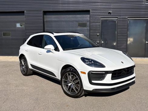 Certified 2025 Porsche Macan image 12