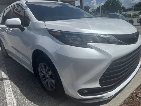 Used 2026 Toyota Sienna XLE FWD image 2