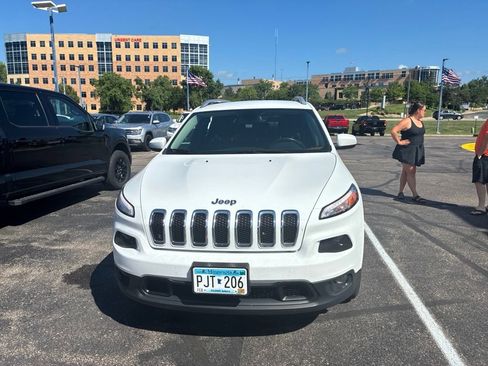 Used 2016 Jeep Cherokee Latitude w/ Cold Weather Group AWD/4WD image 2