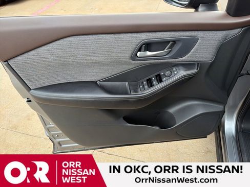 Used 2023 Nissan Rogue SV image 12