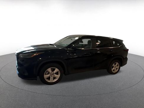 Used 2025 Toyota Highlander LE FWD image 7