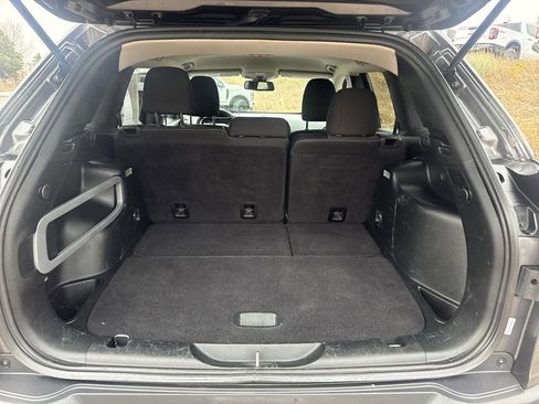 Used 2016 Jeep Cherokee Latitude w/ Cold Weather Group image 9