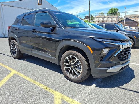 Used 2025 Chevrolet TrailBlazer LT AWD/4WD image 2